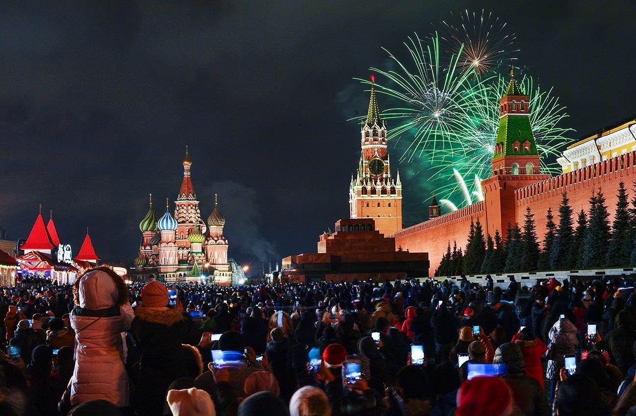 Novoletni ognjemet nad Rdečim trgom v Moskvi.
