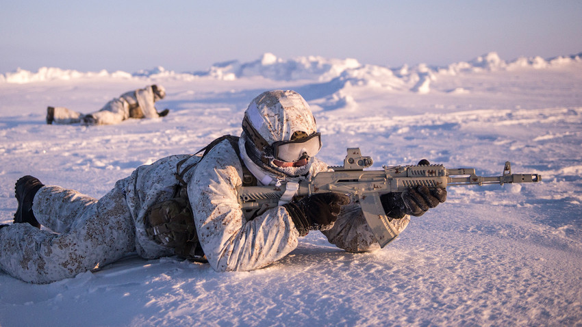 Pripadnici specijalnih jedinica Ministarstva unutarnjih poslova za vrijeme vojne vježbe na području Sjevernog pola. 