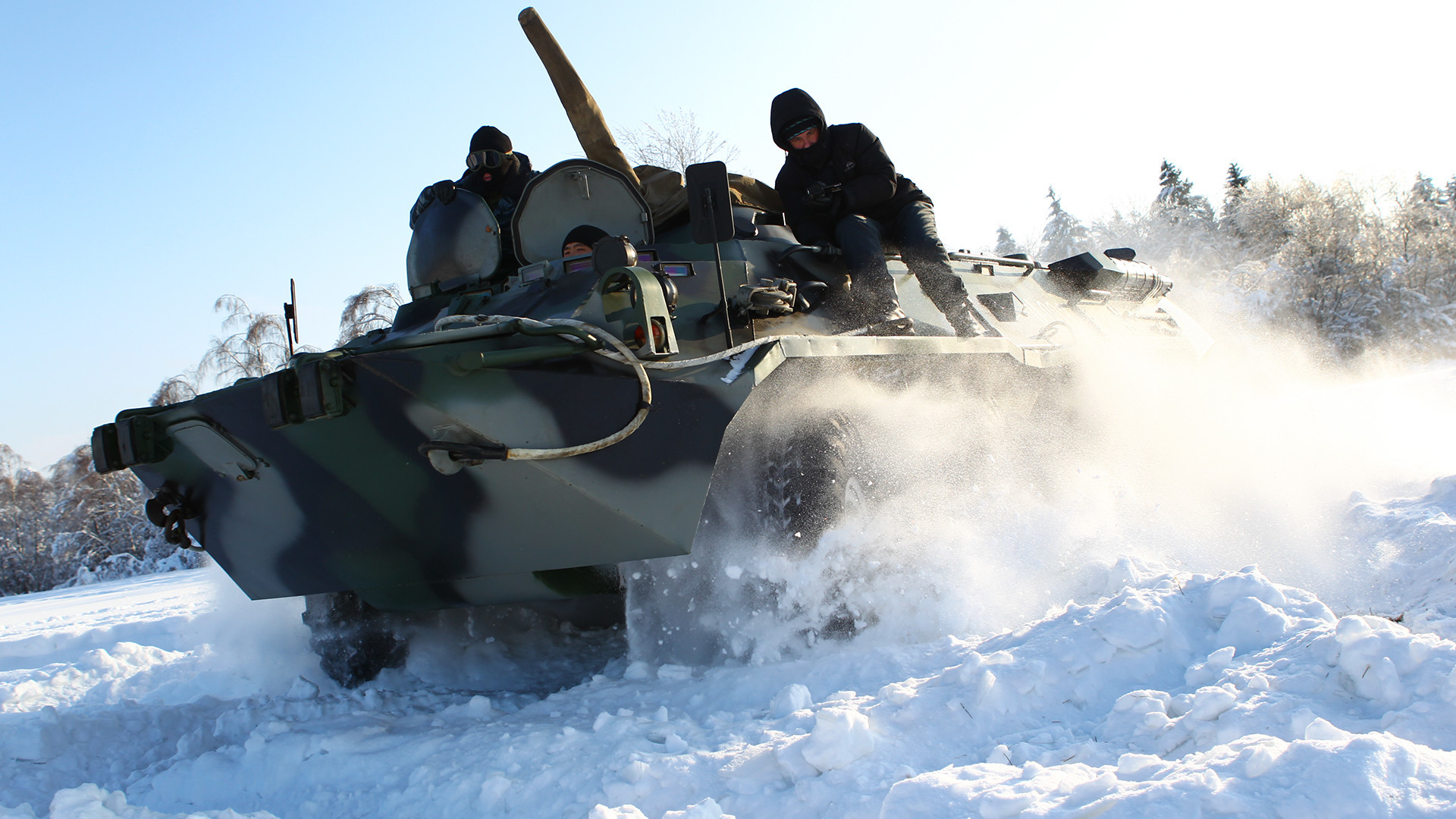Pripadnici moskovskog OMON-a obučavaju se upravljanju borbenim oklopnim transporterima na neravnom terenu. 