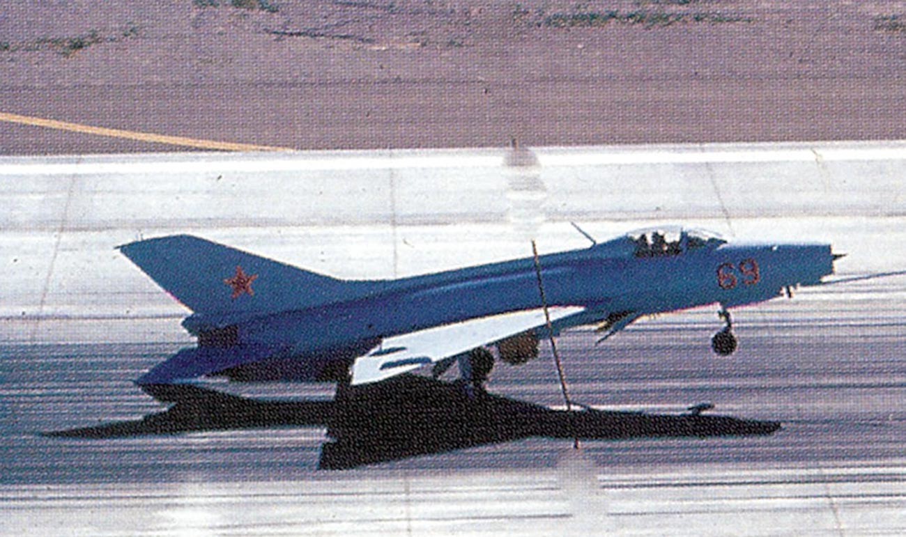 J-7B са ознаком „69“, 4477. ескадрила за тестирање и процену.
