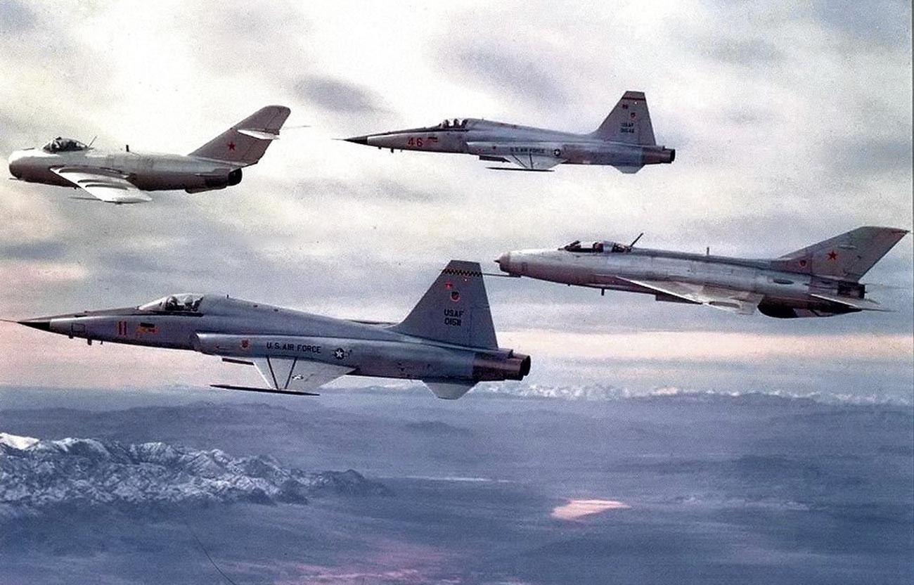 Ловачки авиони  F-5E америчког ратног ваздухопловства лете са совјетским МиГ-17 и МиГ-21 из 4477. ескадриле за тестирање и процену.