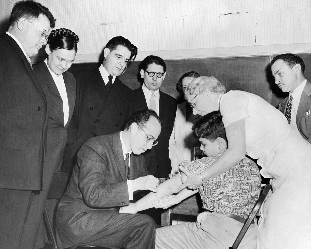 Советские ученые во время визита в США смотрят, как доктор Джонас Солк вводит вакцину американскому мальчику