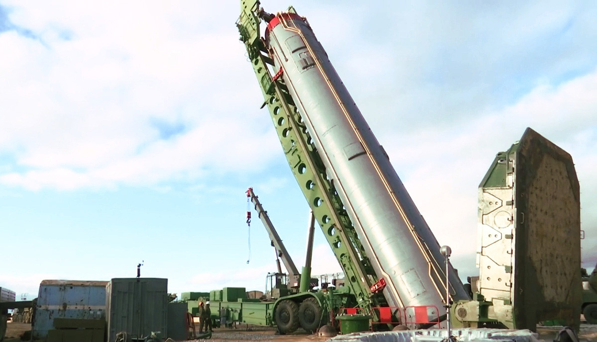 Интерконтинентална балистичка ракета стратешког сисема „Авангард“ приликом спуштања у лансирни силос, Оренбуршка област.