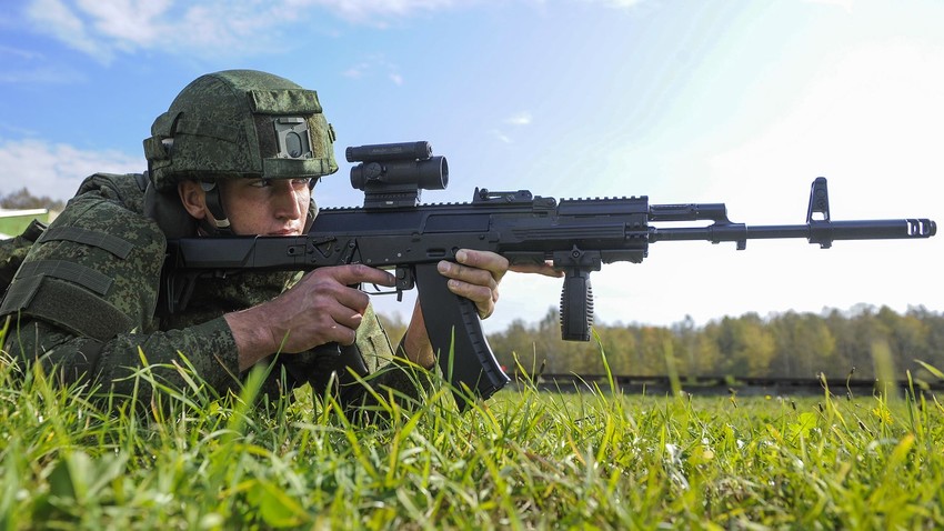Vojak z AK-12 med demonstriranjem bojne opreme Ratnik na poligonu Alabino v Klimovskem