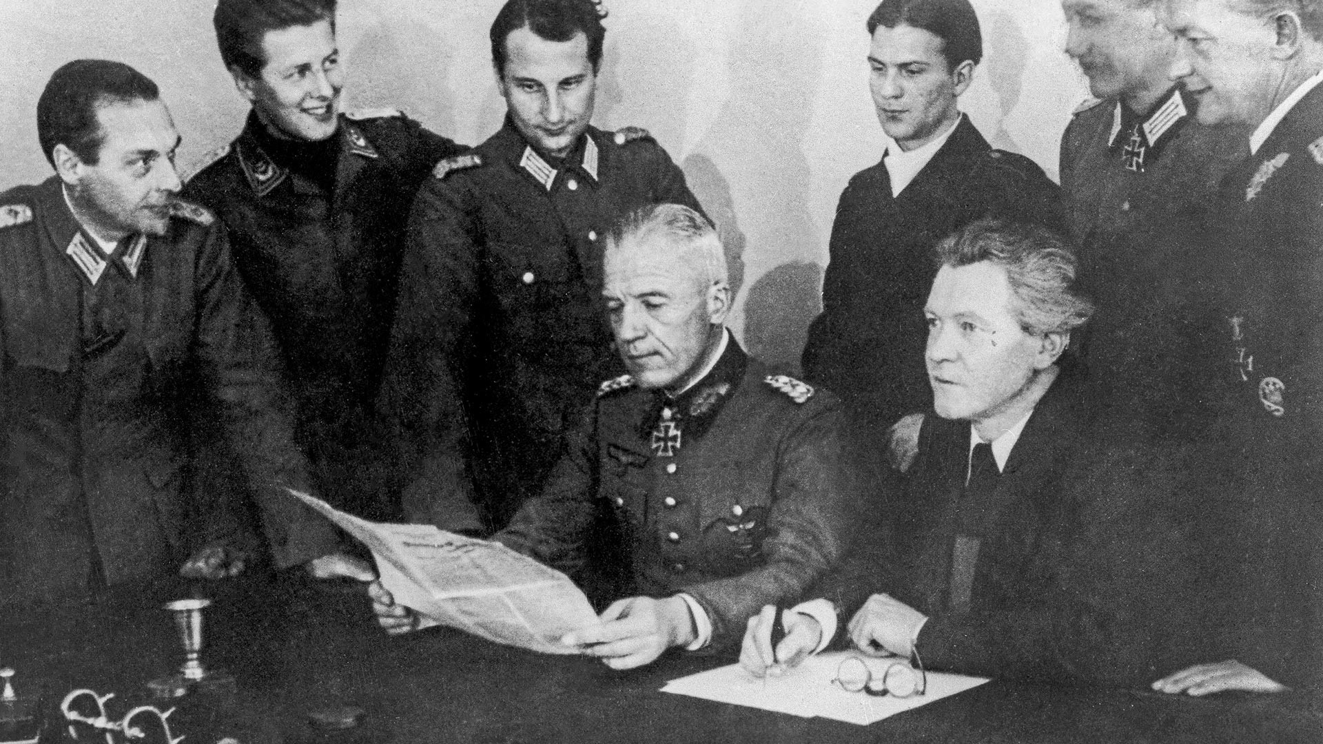 Председник националног комитета „Слободна Немачка“, писац Ерих Вајнер (у првом плану десно) и  генерал Фон Зејдлиц на заседању комитета.
