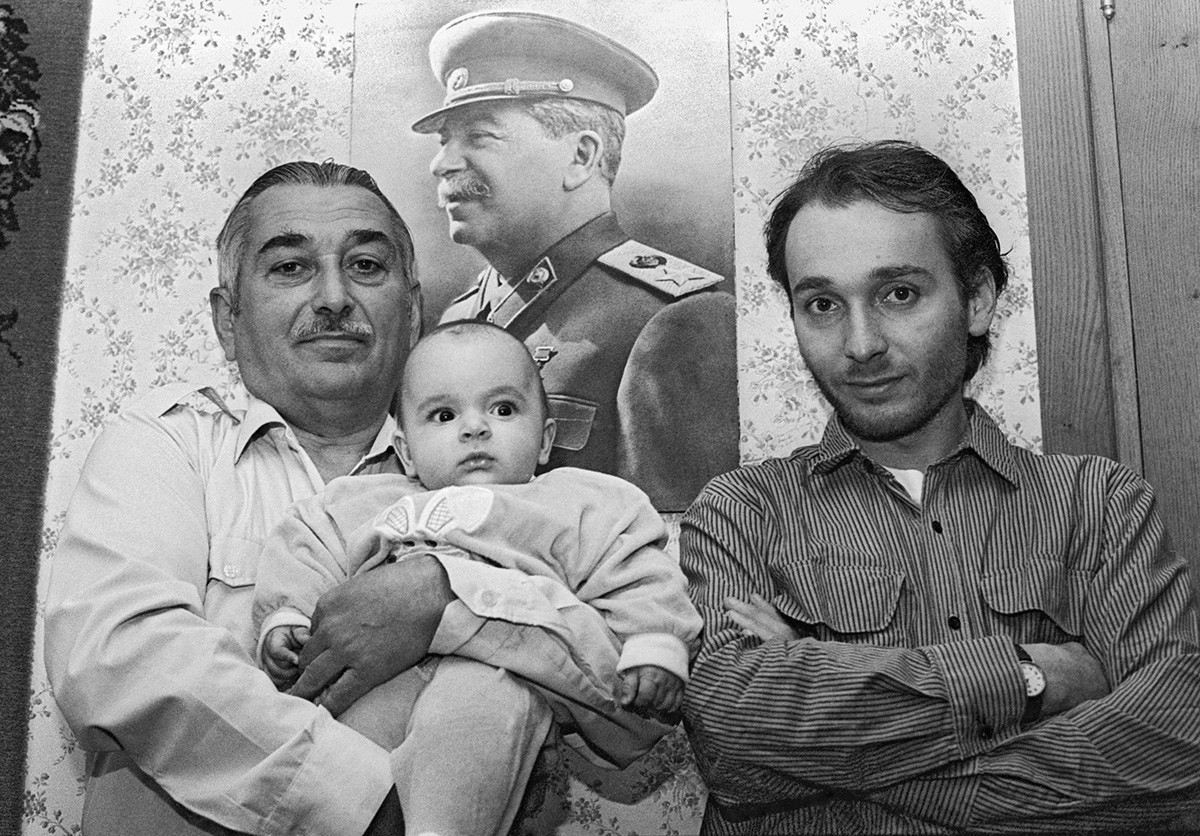 Евгений Джугашвили с сыном Виссарионом и внуком Иосифом в Тбилиси, 1995