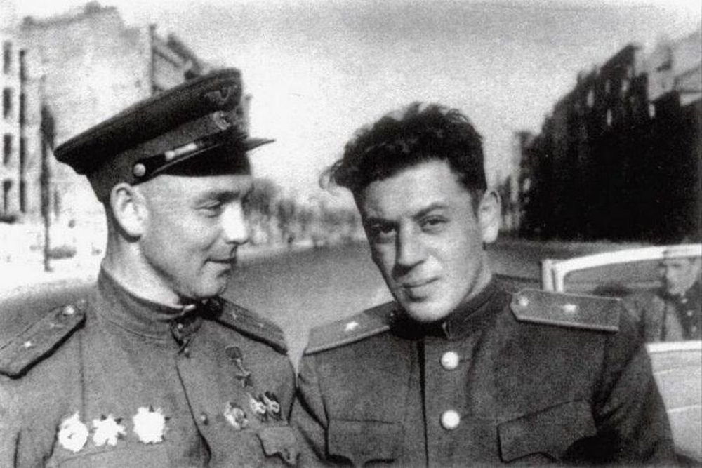 Сын Сталина, Василий (справа)