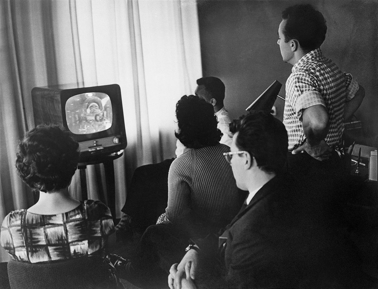 Московљани гледају директан пренос са космичког брода „Восток-3“, 12. август 1962. године. На екрану се види космонаут Андријан Николајев.