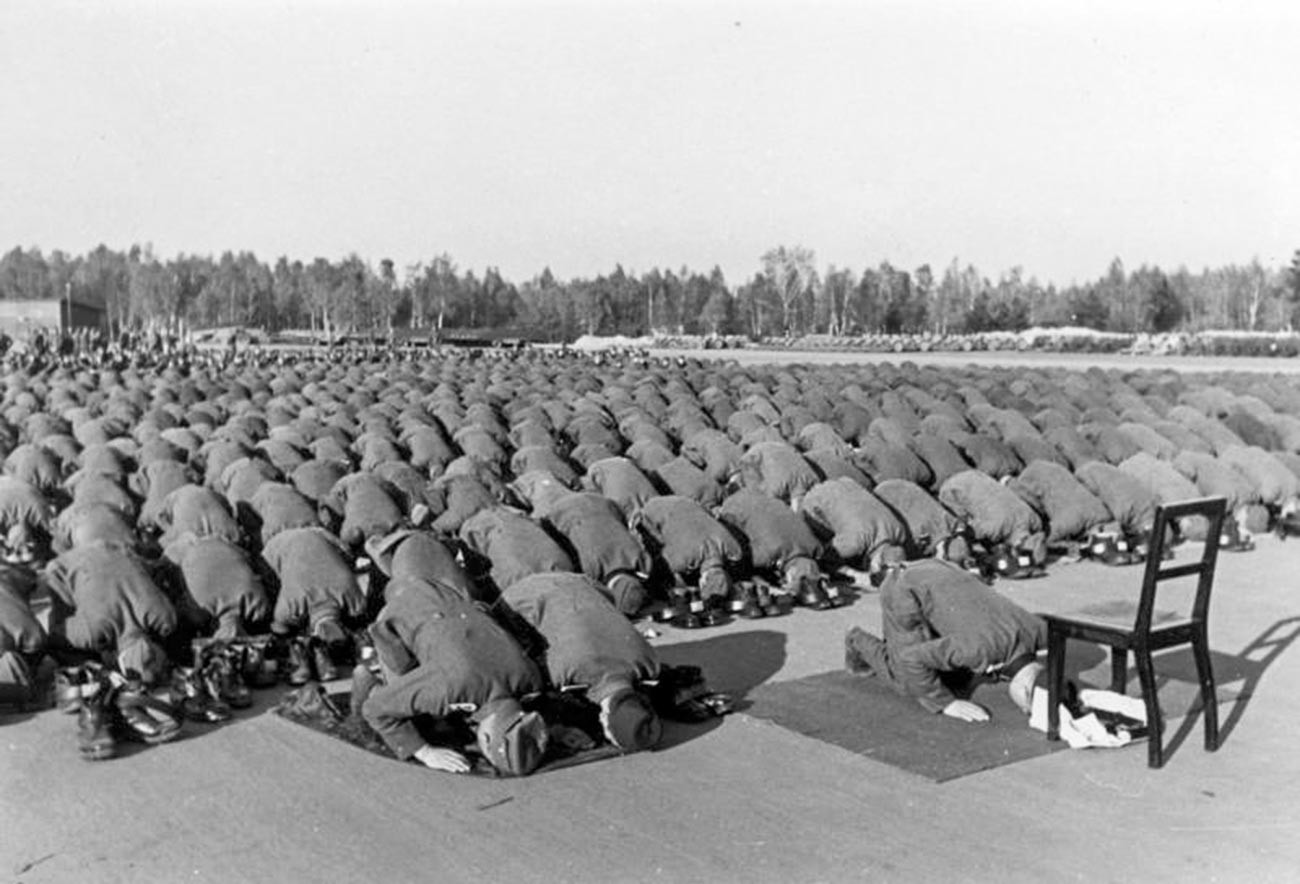 Војници брдске СС дивизије „Ханџар“ на молитви.