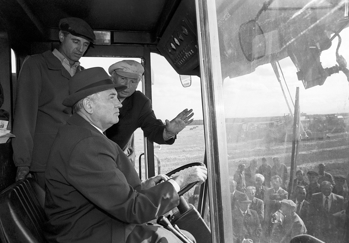 Gorbatschow am Steuer eines Getreidemähdreschers in der Region Krasnojarsk

