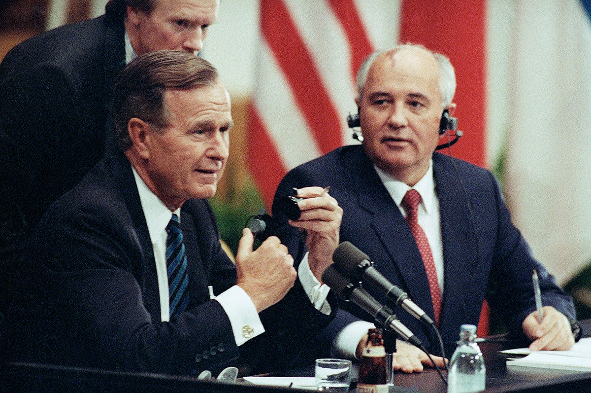 US-Präsident George H. Bush und der sowjetische Präsident Michail Gorbatschow während der gemeinsamen Pressekonferenz in Helsinki, Finnland, 9. September 1990