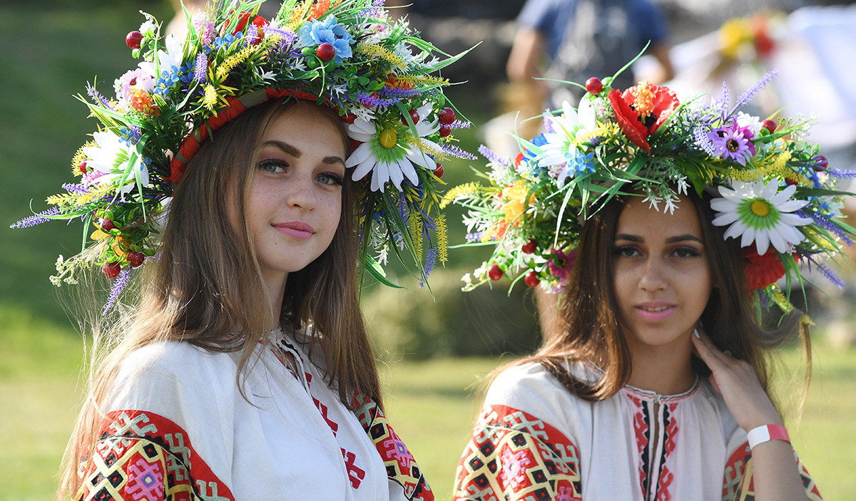 Ragazze durante la celebrazione della festa di Ivan Kupala

