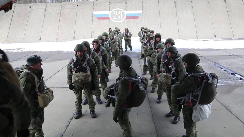 Tropas aerotransportadas de Rusia, entrenando saltos desde aviones