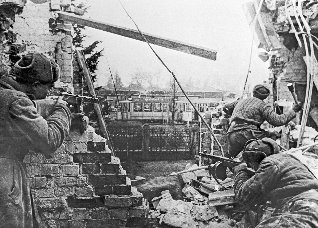 Други светски рат 1939-1945. г. Будимпештанска офанзива совјетске војске. Војници Трећег Украјинског фронта са аутоматима у уличним борбама за ослобођење Будимпеште. 