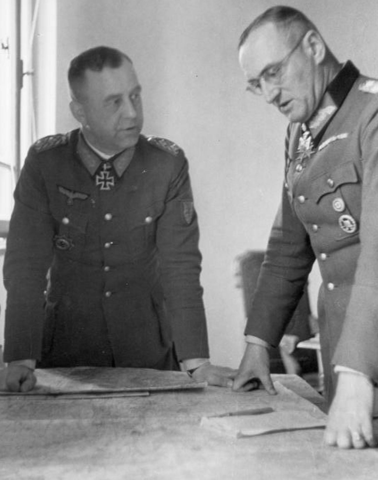 Ото Велер (лево) и Фердинанд Шернер, 1944.