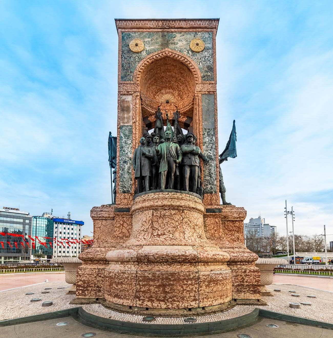 Десно од Ататуркове скулптуре стоје Климент Ворошилов и Семјон Аралов.
