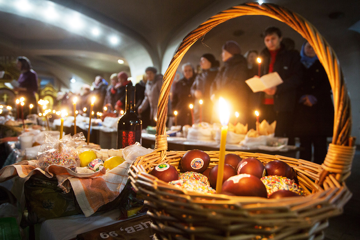 復活祭のために信者はクリーチとカッテージチーズのパスハを作り、卵に色を塗る。