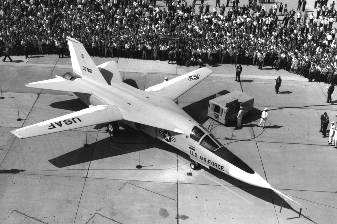 Џенерал Дајнамикс F-111A (SN 63-9768, трети прототипски авион) со трапезни крила за време на слетување, 15 октомври 1964 година.