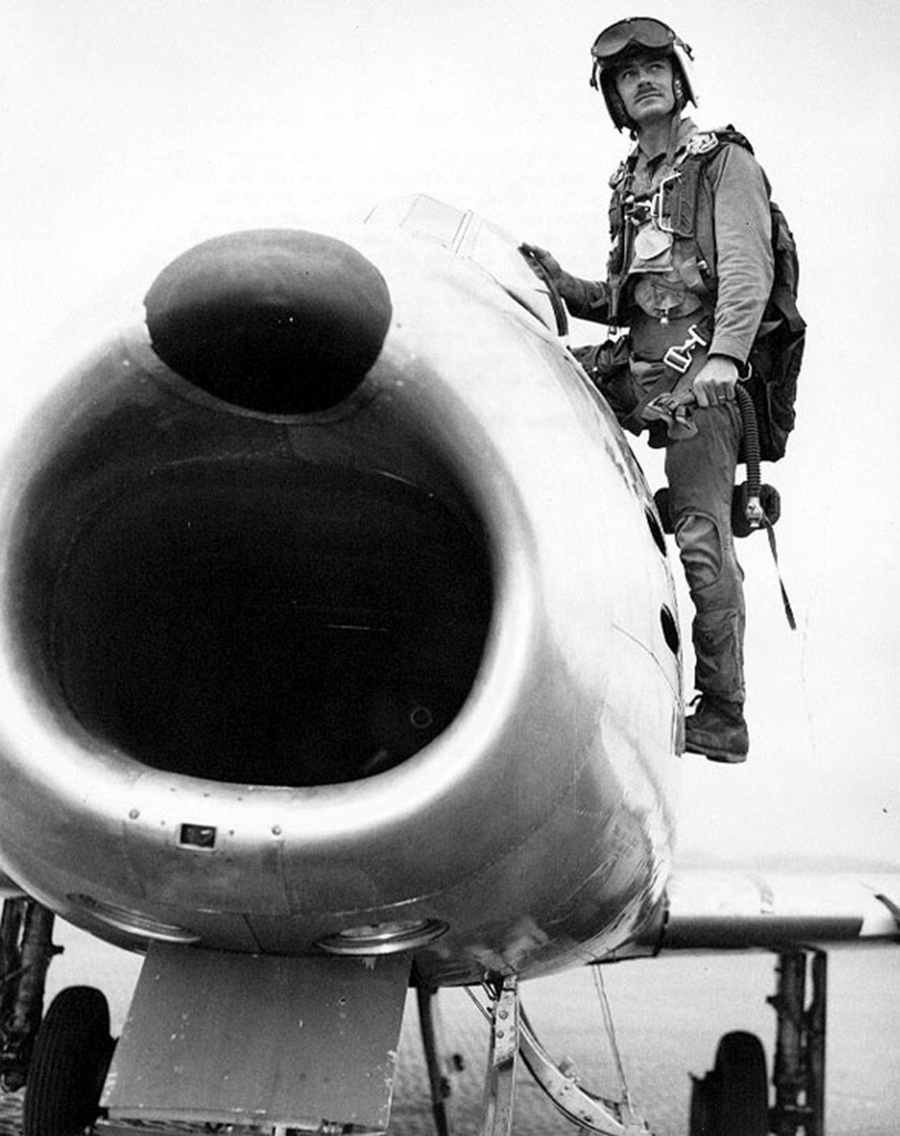 Мајор Билт, кој има соборено шест јапонски авиони во Втората светска војна. Леташе во 37 акции на Сејбр во состав на 5 воздушна армија која водеше воздушни борби против мигови.
