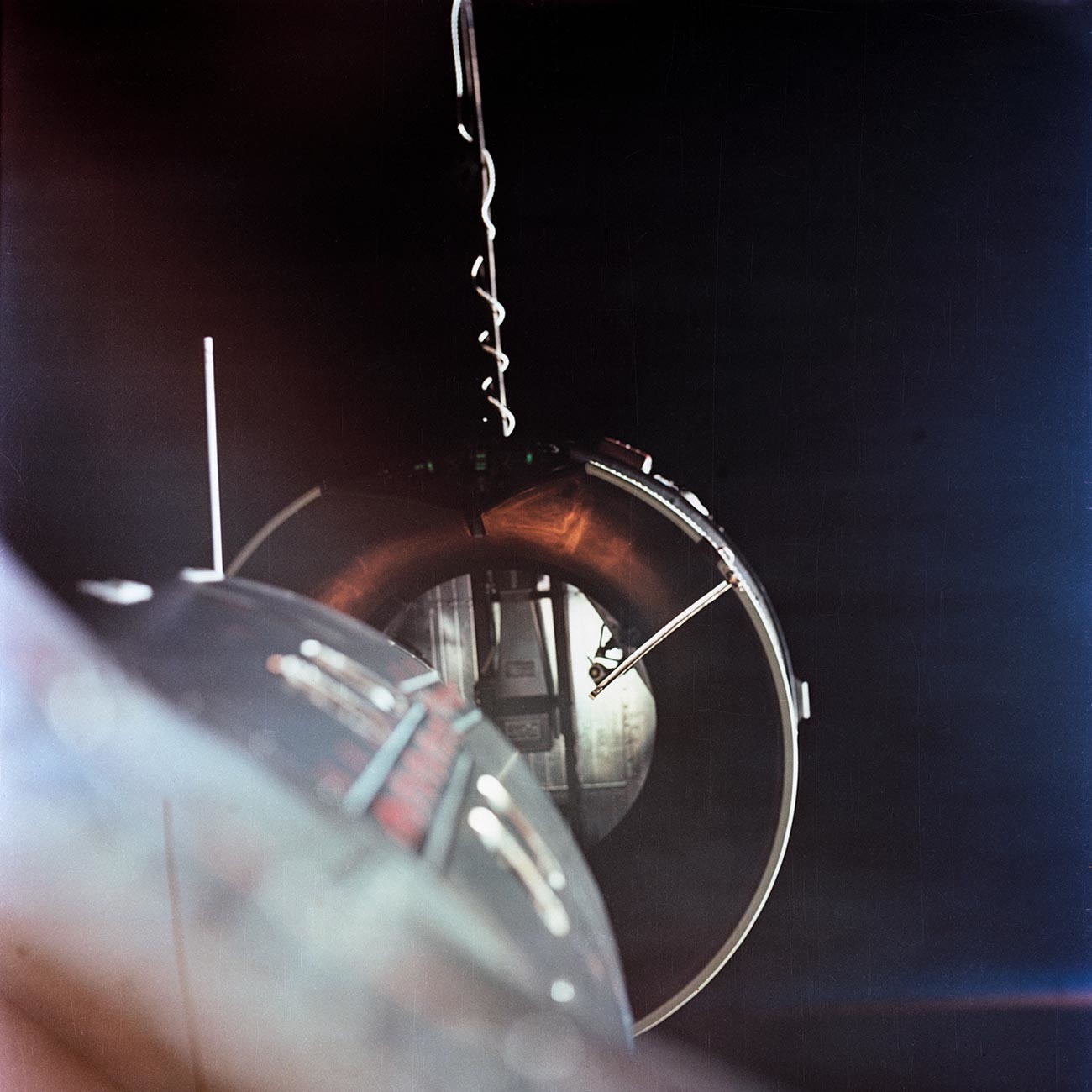 El Vehículo de Acoplamiento Agena visto desde el adaptador Gemini de la NASA. El adaptado del AGENA se encuentra a poco menos de un metro del morro de la nave (a la izquierda, abajo).
