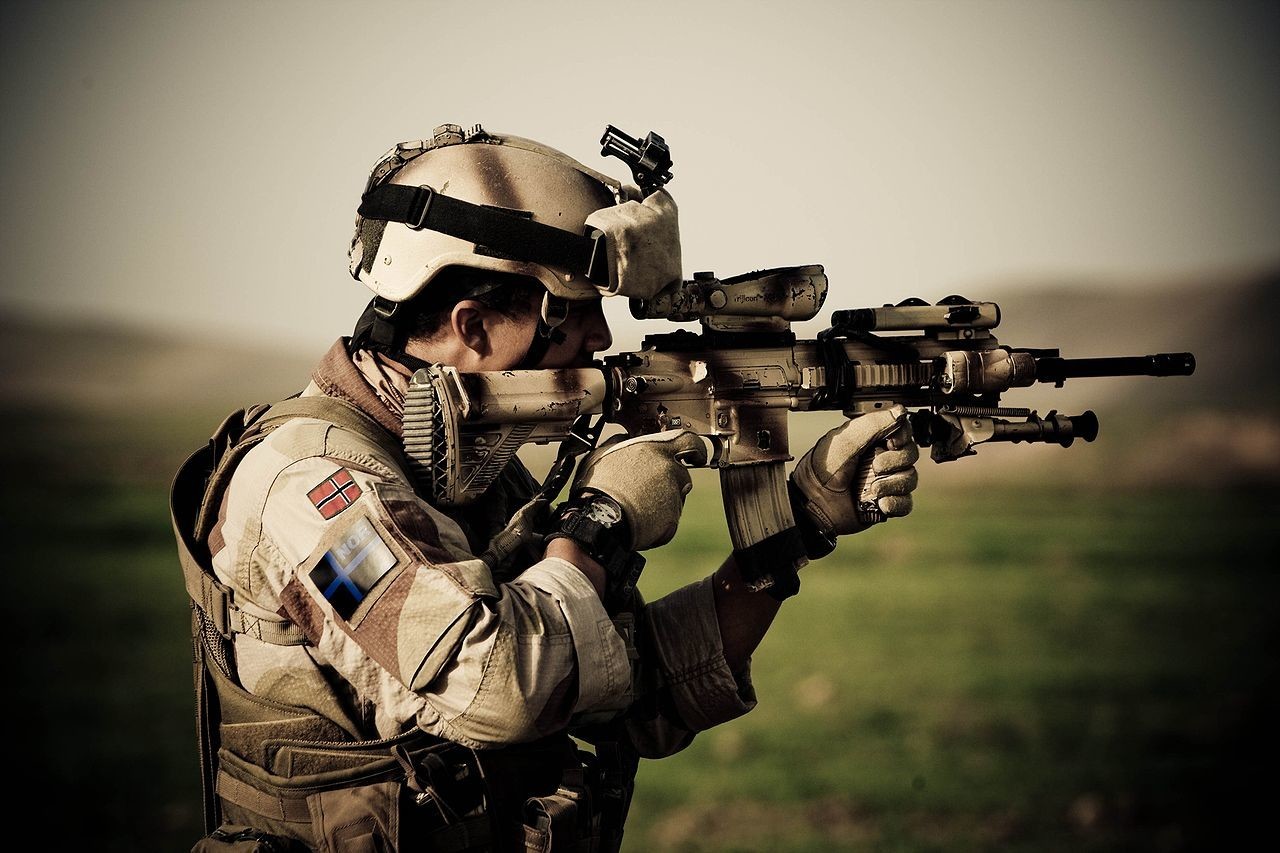 Норвешки војник во провинцијата Фарјаб во Авганистан наоружан со автомат HK416.

