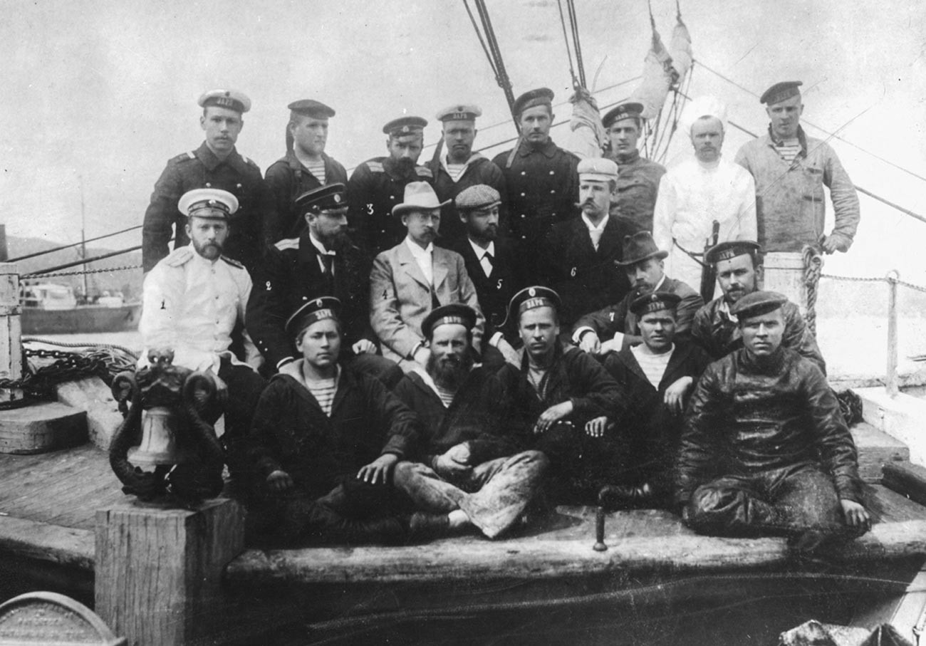 Учесници поларне експедиције на броду „Зарја“. Колчак је трећи слева у горњем реду. 