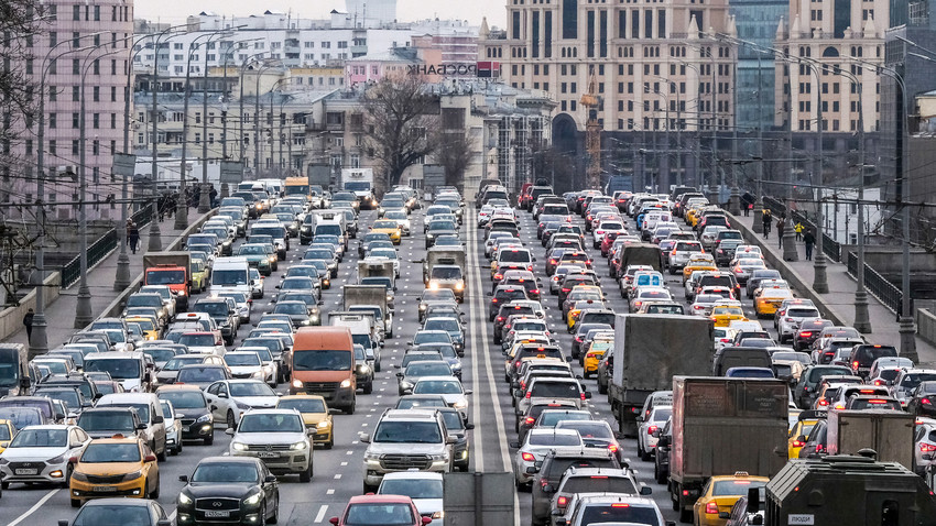 Automobili se polako kreću preko mosta u centru Moskve, 6. ožujka 2020. 
