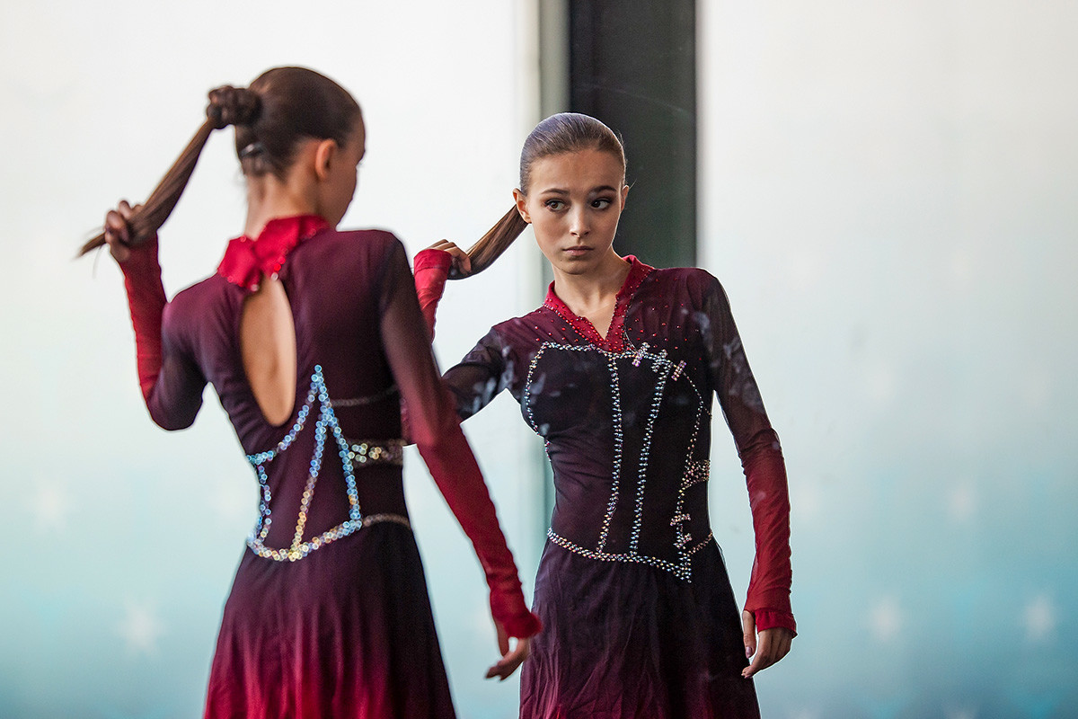 Anna Shcherbakova si scalda prima di un'esibizione di gala durante la finale del Grand Prix di pattinaggio di figura (Senior & Junior) al Palavena di Torino, 8 dicembre 2019