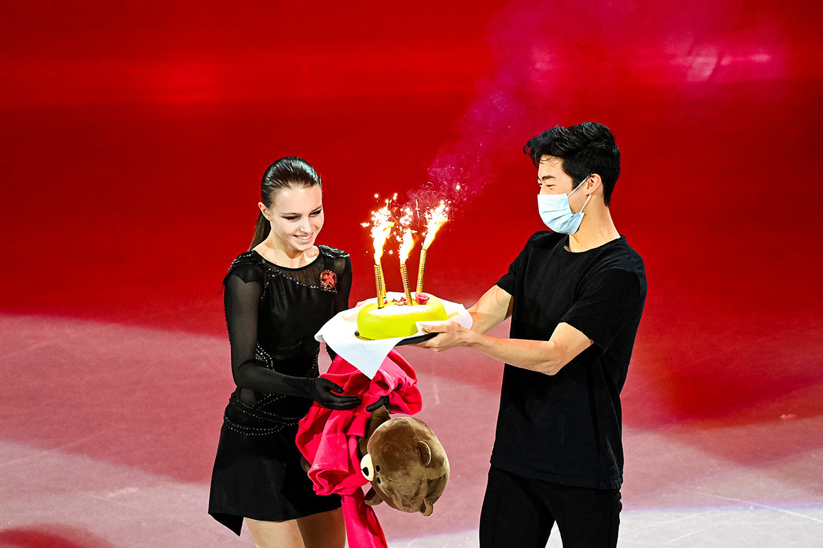 Lo statunitense Nathan Chen (a destra) regala una torta di compleanno ad Anna Shcherbakova per il suo 17° compleanno durante l'esibizione di gala dei Campionati mondiali ISU di pattinaggio di figura a Stoccolma, 28 marzo 2021