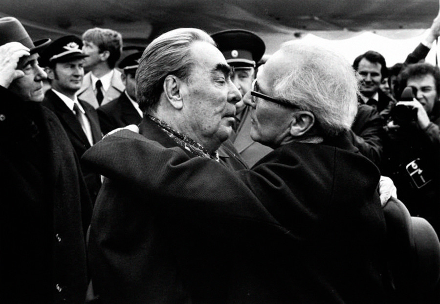 Leonid Breschnews Treffen mit dem ostdeutschen Staatschef Erich Honecker. Ein weiteres berühmtes Foto von ihnen beim Bruderkuss wurde später in einem Kunstwerk an der Berliner Mauer verarbeitet. 
