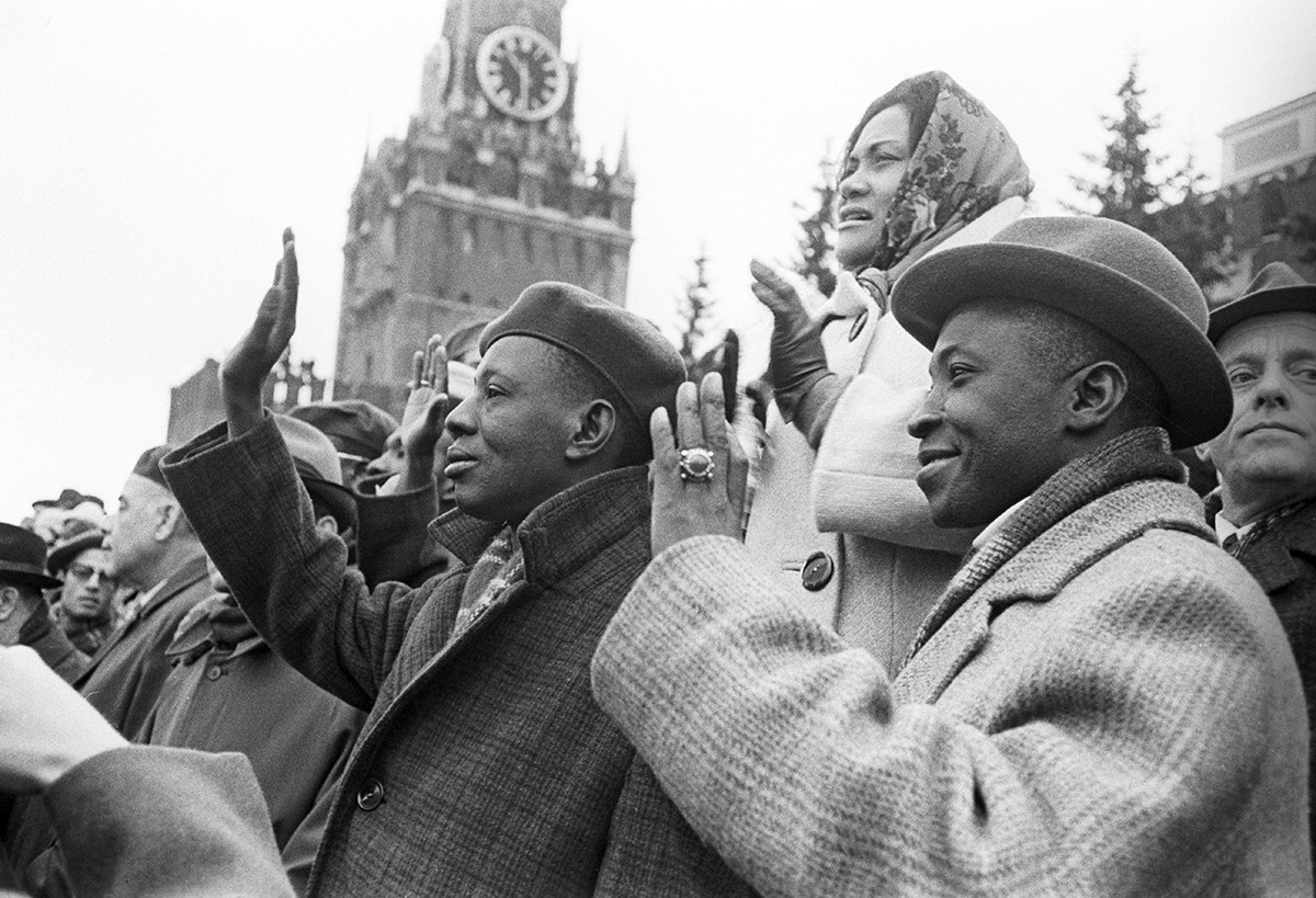 Die malischen Führer S. Jomban (v.l) und K. Karamoko nehmen an der Demonstration am 1. Mai 1971 auf dem Roten Platz in Moskau teil.
