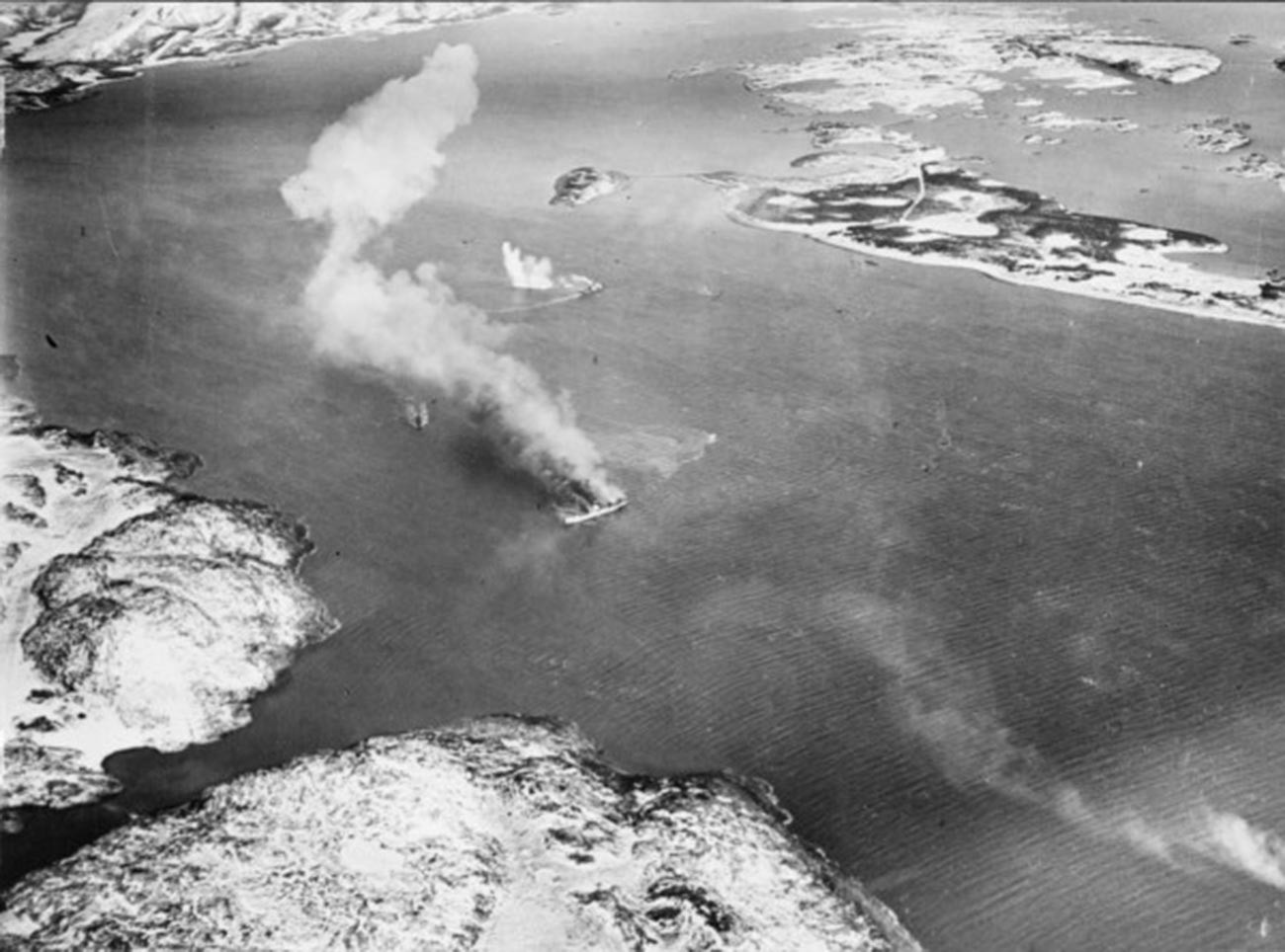 La nave Rigel in fiamme dopo essere stata bombardata dagli aerei britannici