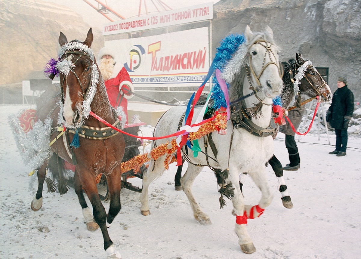 シベリアの新年の祝日にて、トロイカに乗って現れるロシア版サンタクロースのジェド・マロース（酷寒じいさん）