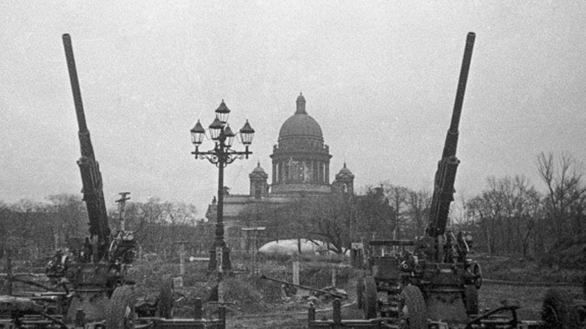 Противавионска одбрана на Ленинград. Во позадина Исакиевскиот храм.