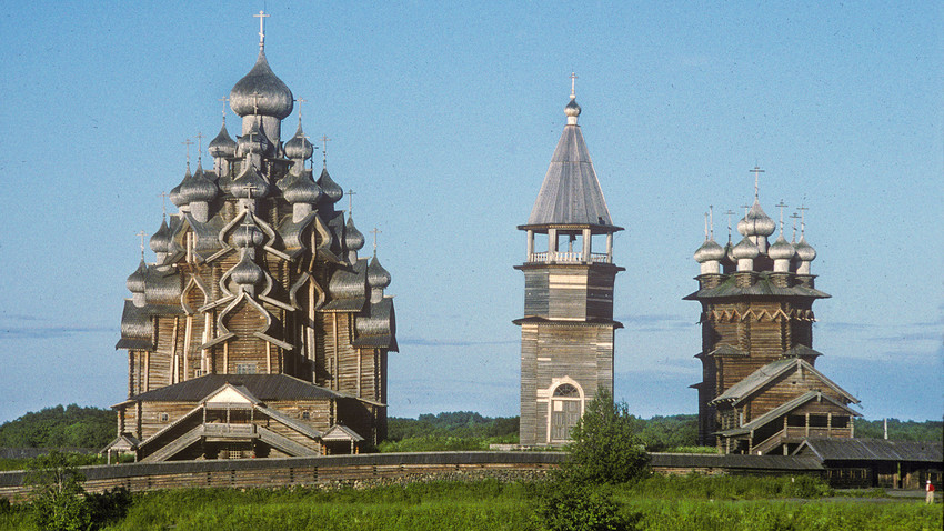 Isola di Kizhi, complesso di chiese (pogost). Lato occidentale visto dal lago Onega. Da sinistra: la Chiesa della Trasfigurazione, il campanile, la Chiesa dell'Intercessione. 13 luglio 1993
