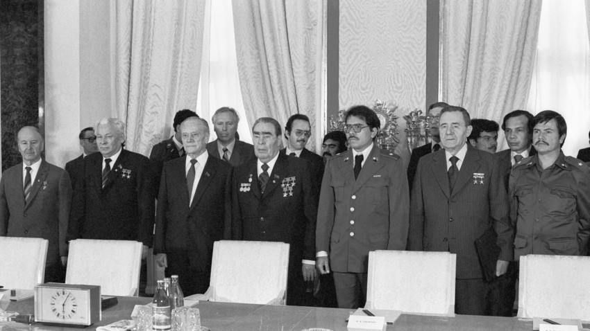 El secretario general del PCUS Leonid Brézhnev y el líder nicaragüense Daniel Ortega (en el centro) antes de las negociaciones en Moscú.