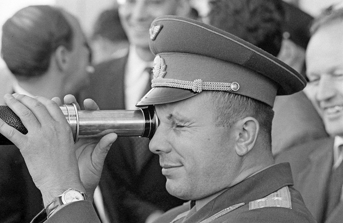 Yuri Gagarin y Nikita Jrushchov en el aeropuerto de Vnukovo durante su bienvenida en Moscú tras su vuelo el 14 de abril de 1961.
