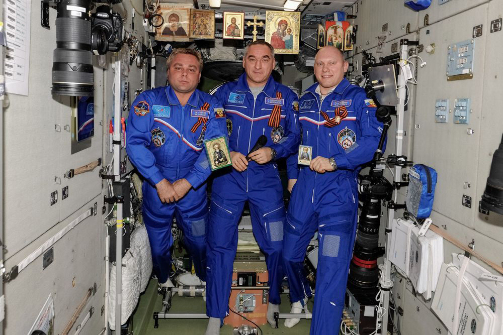 Los cosmonautas posan con motivo del 700 aniversario de San Sergio de Radonezh. Para esta ocasión concreta, se expusieron todos los iconos que había en la ISS en ese momento. En la vida cotidiana, los iconos de la ISS se ven con mucha menos frecuencia