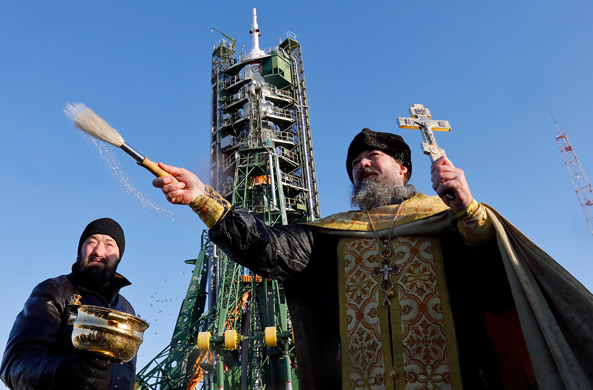Un sacerdote ortodoxo lleva a cabo un servicio de bendición frente al cohete Soyuz FG en el cosmódromo ruso de Baikonur, Kazajistán.
