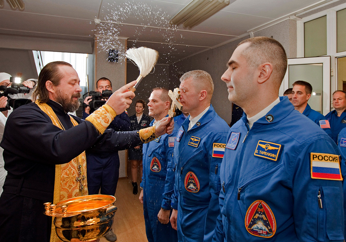 Un sacerdote ortodoxo bendice a los miembros de la próxima expedición a la Estación Espacial Internacional