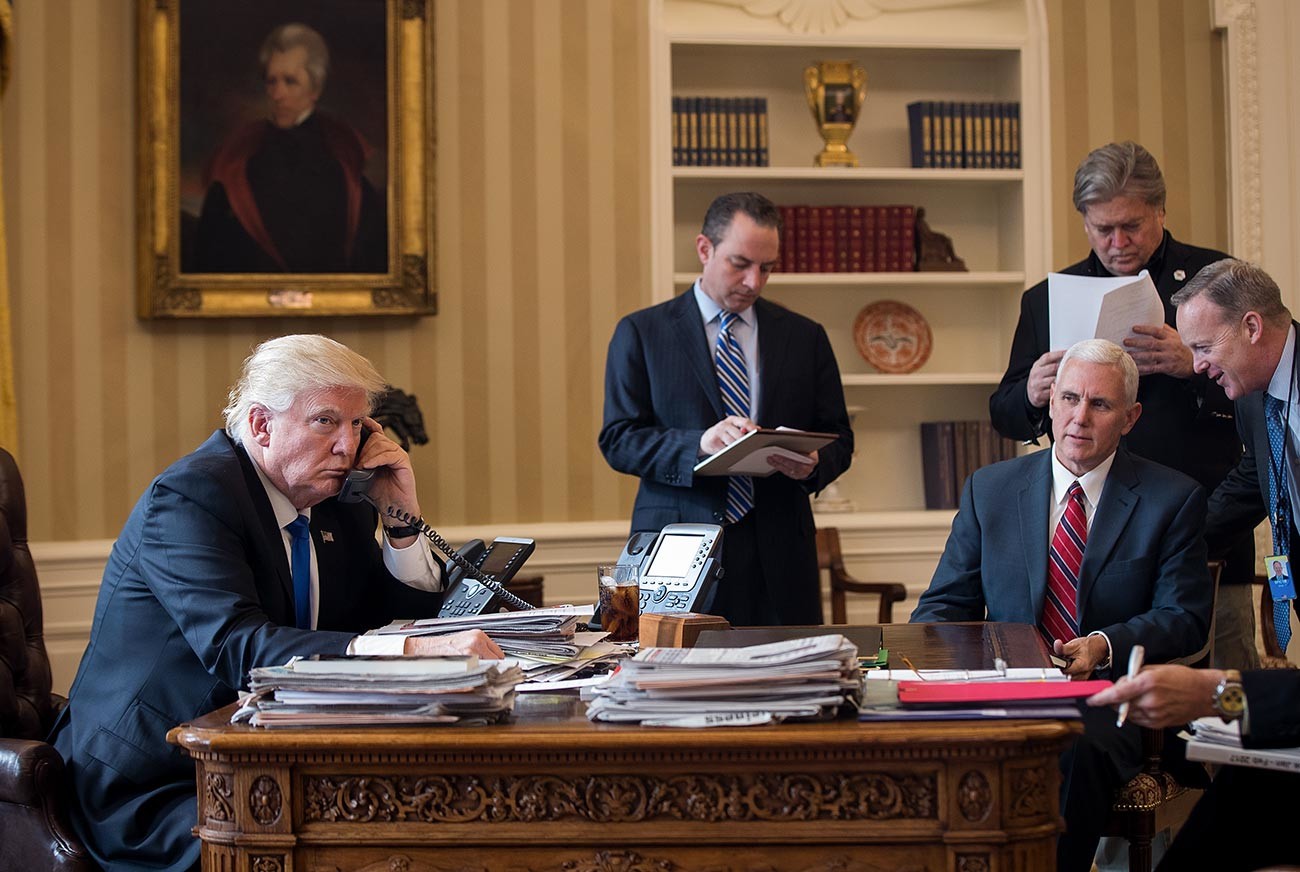 Доналд Трамп у Белој кући у телефонском разговору са руским лидером Владимиром Путином.