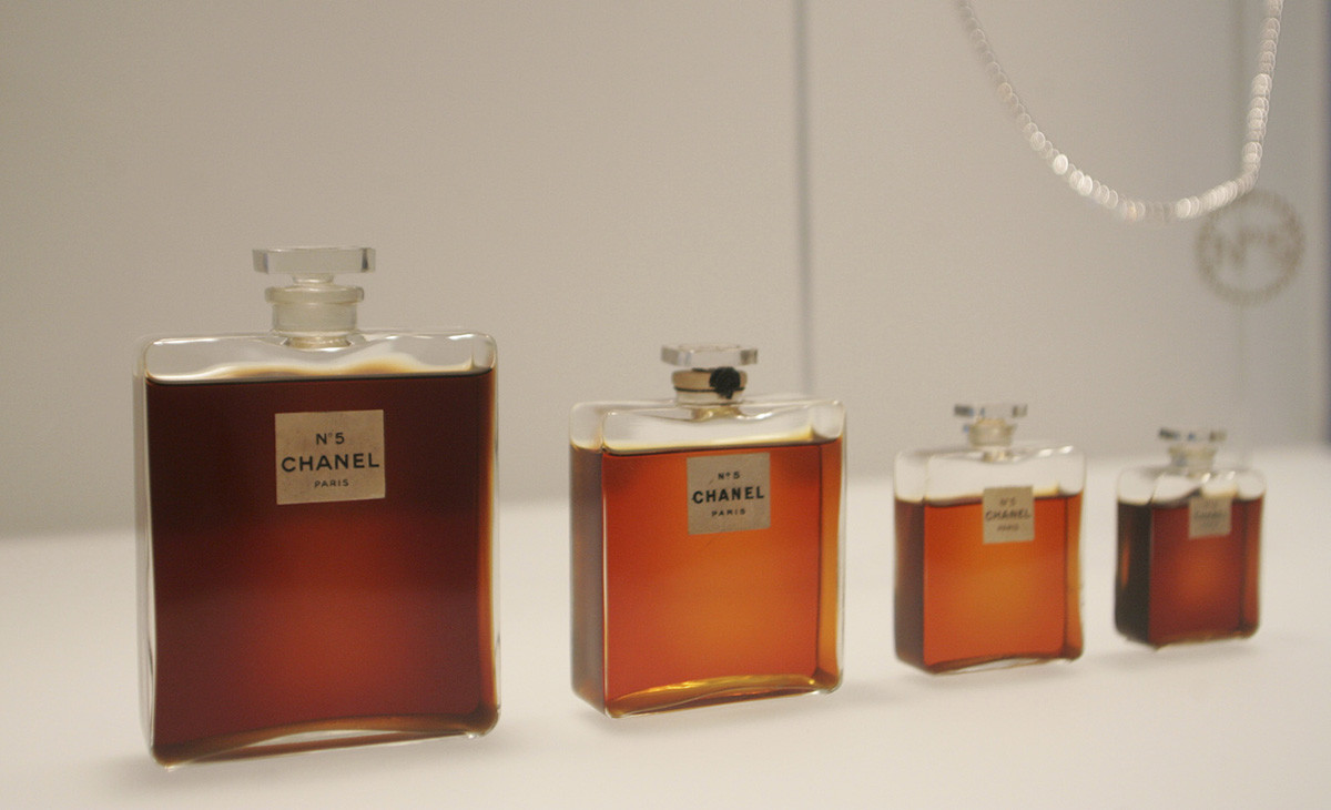 Frascos del perfume Chanel nº 5 expuestos en la exposición del Instituto del Traje del Museo Metropolitano de Arte de Nueva York