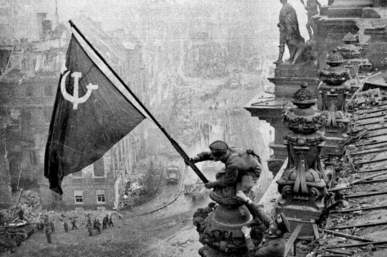 Das Siegesbanner über dem Reichstag. Berlin 1945. Das legendäre Foto von Jewgenij Chaldei.