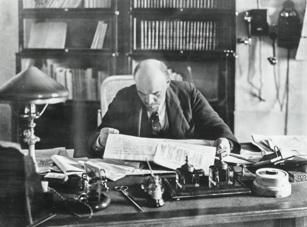 Владимир Иљич за радним столом свог кабинета у Кремљу.