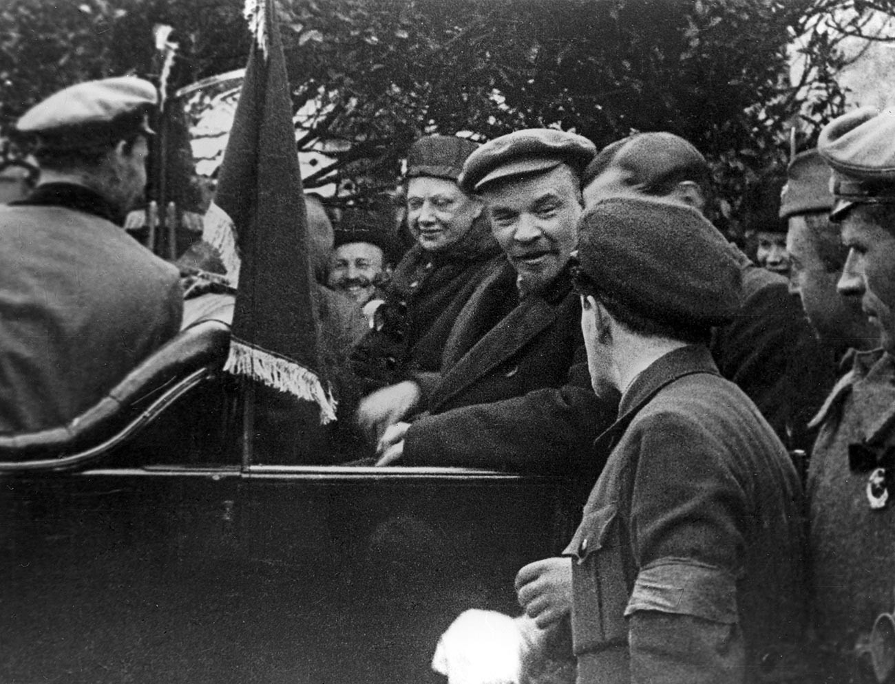 Владимир Иљич Лењин и Надежда Константиновна Крупска у аутомобилу на Црвеном тргу, 1. мај 1919.