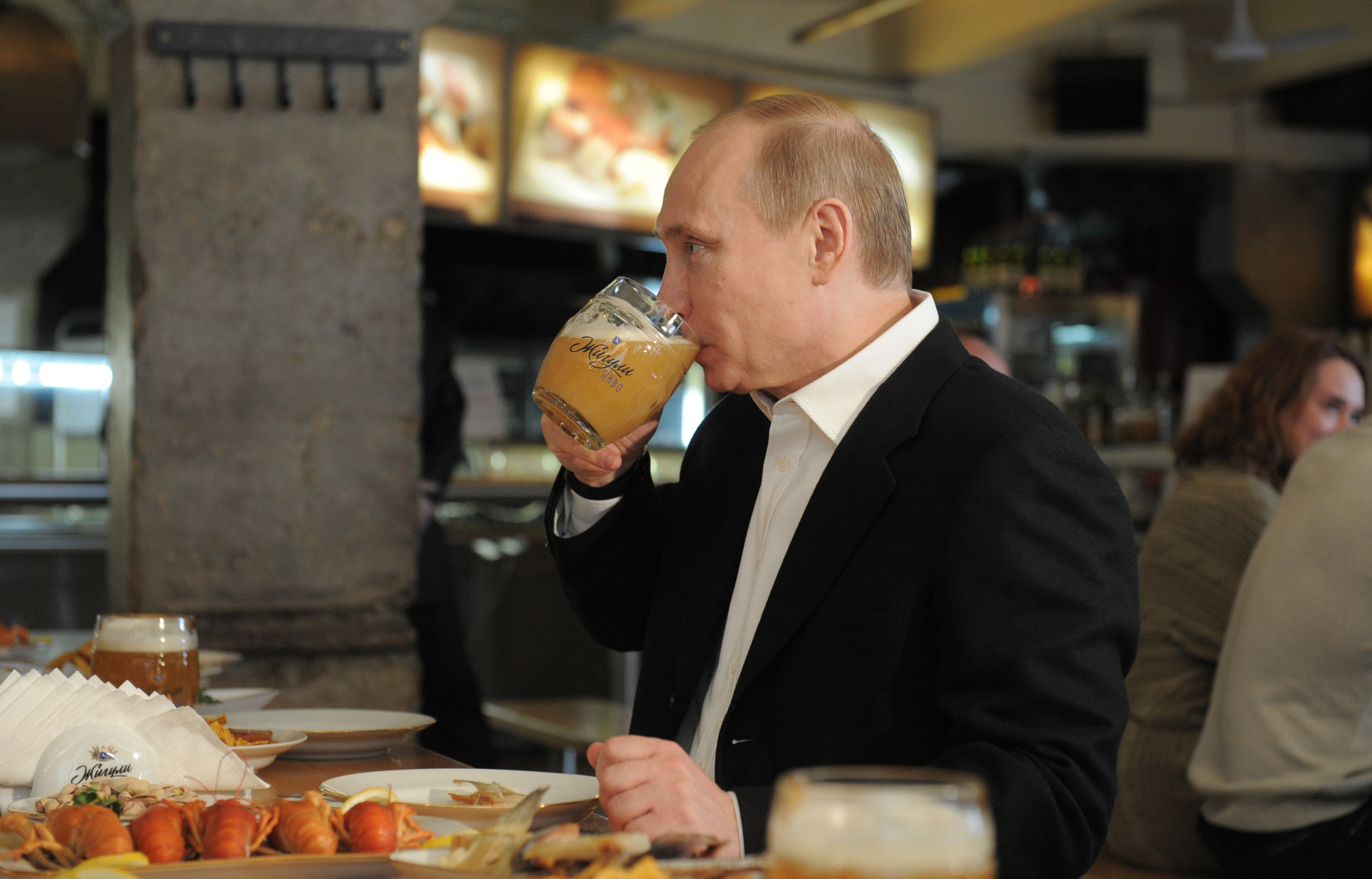 Vladímir Putin en el bar Zhigulí en Moscú, 2012.