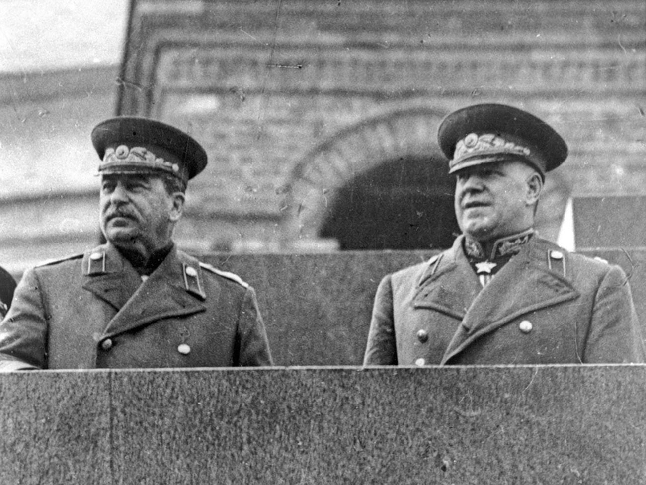 Josef Stalin und Georgi Schukow auf dem Podium des Mausoleums während einer Siegesparade.