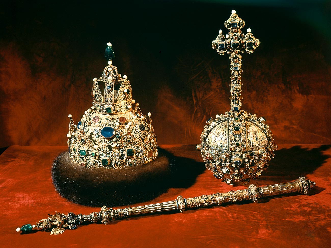 Ruske carske regalije: krona, žezlo in krogla
