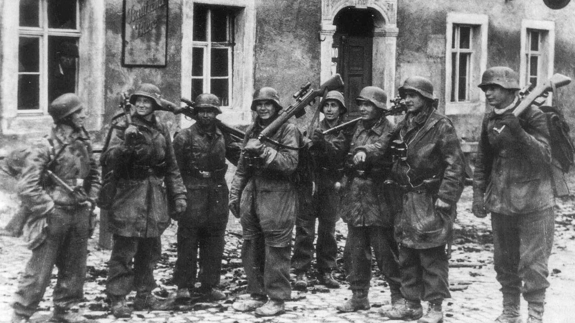 Soldati della Fallschirm-Panzer-Division 1 "Hermann Göring", l'unità militare d'élite dell'aviazione militare tedesca, vicino a Bautzen, in Sassonia
