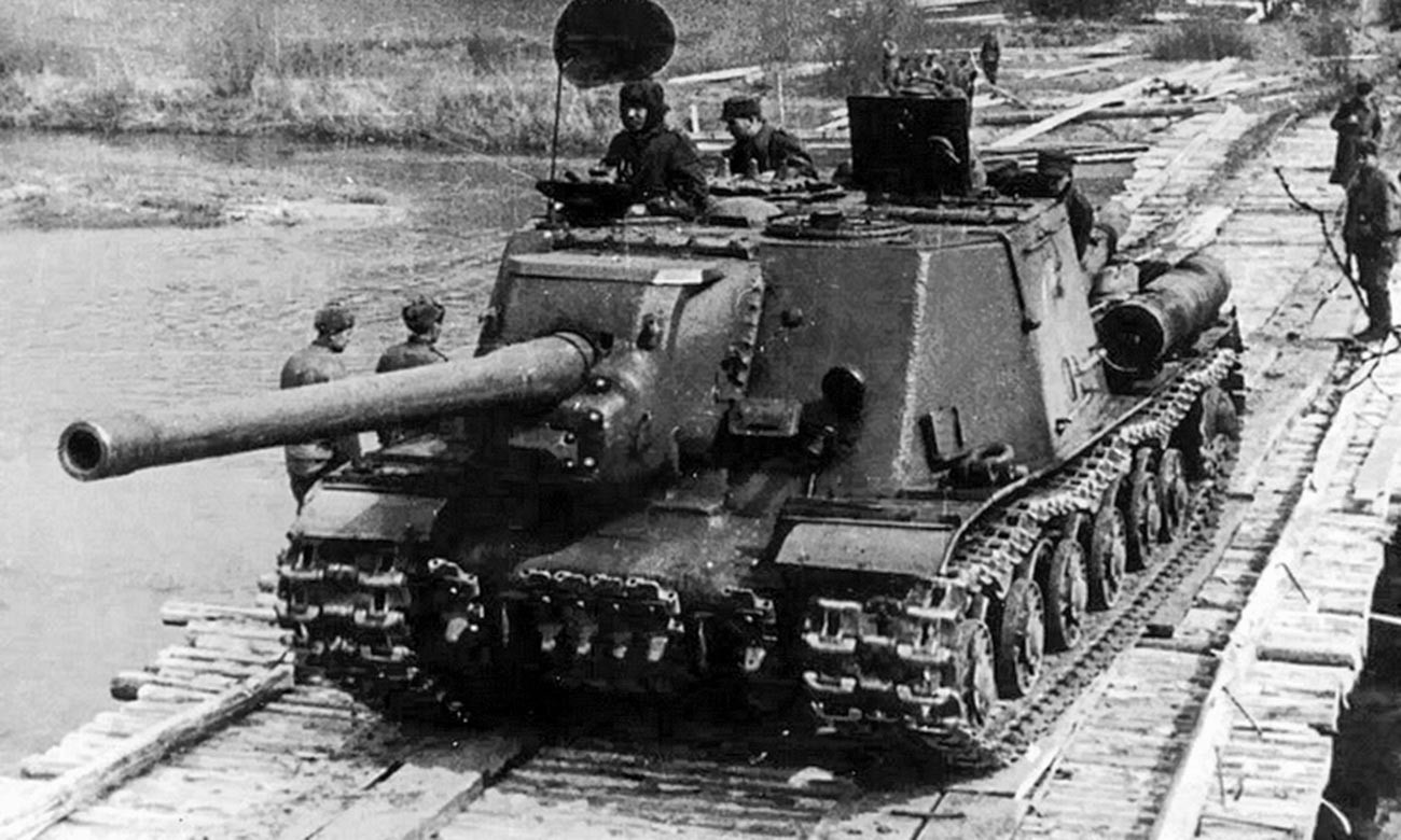 Cannone semovente ISU-122 del 1° Corpo corazzato della Seconda Armata polacca che attraversa il fiume Neisse